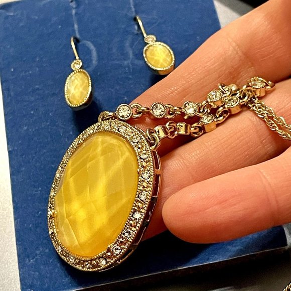 Avon White Opalesque Medallion Necklace Earrings Gift Set (2007) - Picture 7 of 11